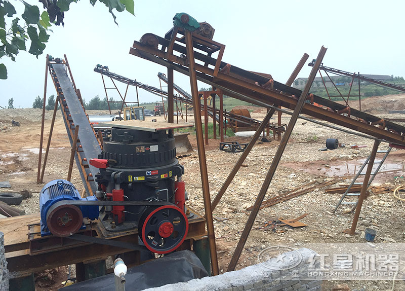 粗碎后的花崗巖經(jīng)過(guò)圓錐破再次細(xì)碎 粗碎后的花崗巖經(jīng)過(guò)圓錐破再次細(xì)碎