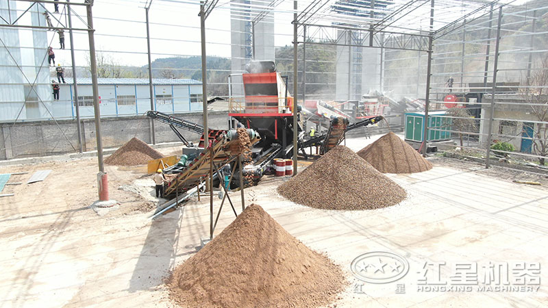 車載磕沙機(jī)生產(chǎn)機(jī)制砂現(xiàn)場(chǎng) 車載磕沙機(jī)生產(chǎn)機(jī)制砂現(xiàn)場(chǎng)