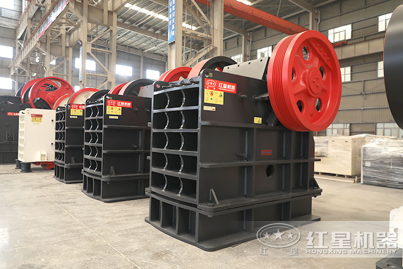 顎式破碎機(jī)型號(hào)規(guī)格多，400鄂破更受歡迎