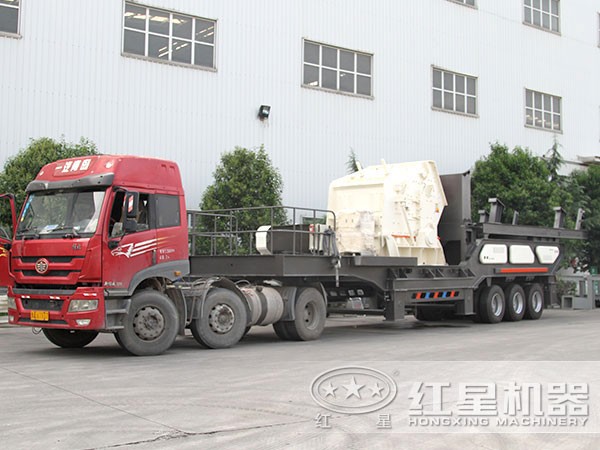 車頭牽引下的小型流動(dòng)打石機(jī) 車頭牽引下的小型流動(dòng)打石機(jī)