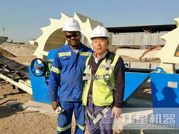 紅星技術(shù)人員在印度張客戶安裝調(diào)試現(xiàn)場合影留念 紅星技術(shù)人員在印度張客戶安裝調(diào)試現(xiàn)場合影留念