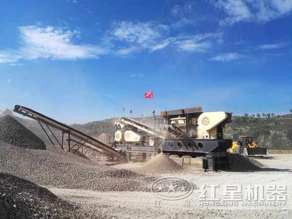 車載移動(dòng)破碎機(jī)作業(yè)現(xiàn)場 車載移動(dòng)破碎機(jī)作業(yè)現(xiàn)場