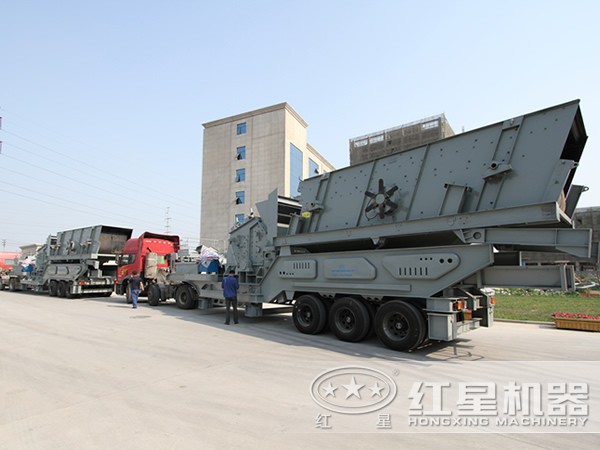 車頭牽引下正在前行的青石移動(dòng)磕石機(jī) 車頭牽引下正在前行的青石移動(dòng)磕石機(jī)