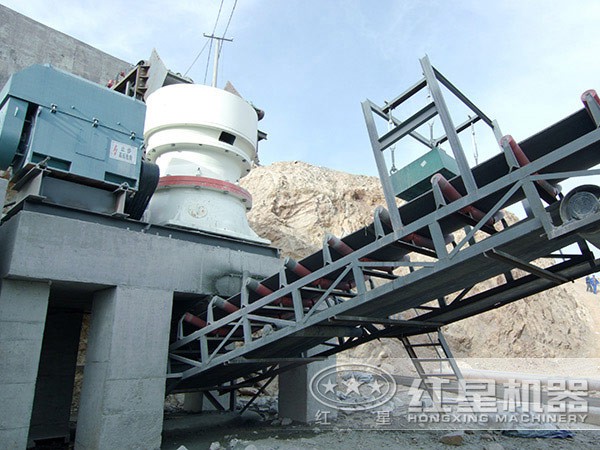 鵝卵石圓錐破碎機(jī)作業(yè)現(xiàn)場圖