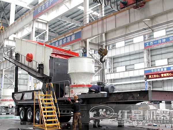 紅星工匠正在車間為移動式碎石機安裝單缸圓錐破 紅星工匠正在車間為移動式碎石機安裝單缸圓錐破