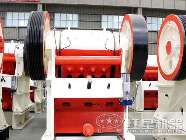 鄂式碎石機進(jìn)料口細(xì)節(jié)展示