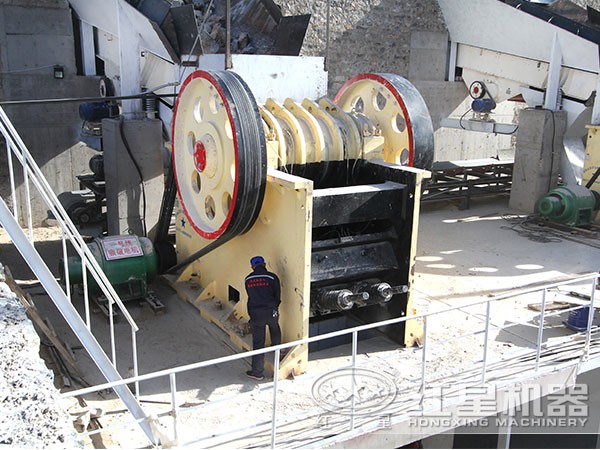 施工作業(yè)現(xiàn)場(chǎng)的顎式破碎機(jī) 施工作業(yè)現(xiàn)場(chǎng)的顎式破碎機(jī)