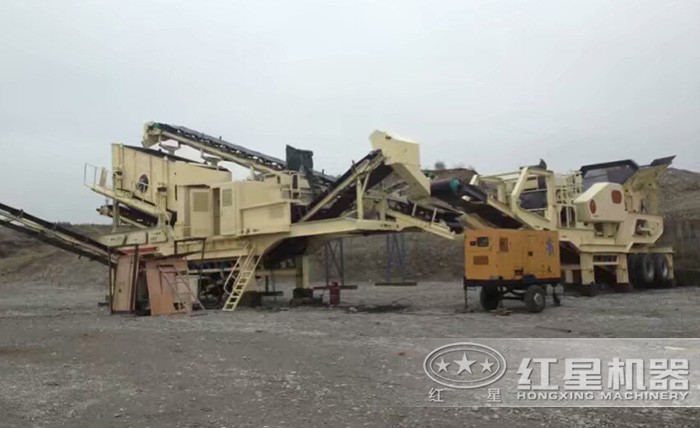 紅星流動式砂石粉碎機現(xiàn)場 紅星流動式砂石粉碎機現(xiàn)場