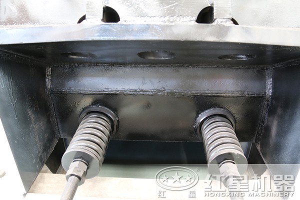 背面過(guò)載彈簧細(xì)節(jié)圖 背面過(guò)載彈簧細(xì)節(jié)圖