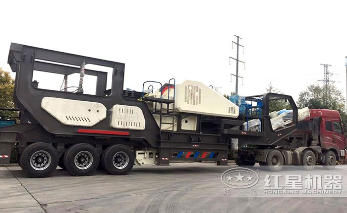 輪胎移動(dòng)破碎機(jī)_流動(dòng)破碎機(jī)開(kāi)往施工現(xiàn)場(chǎng)