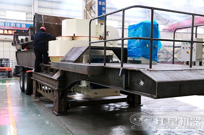 小型移動(dòng)制砂機(jī)車間工人作業(yè)現(xiàn)場(chǎng) 小型移動(dòng)制砂機(jī)車間工人作業(yè)現(xiàn)場(chǎng)