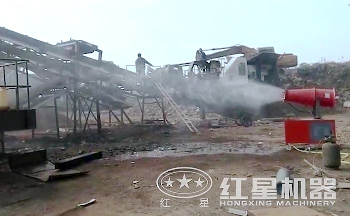 石灰石移動(dòng)打沙機(jī)噴淋裝置作業(yè)現(xiàn)場 石灰石移動(dòng)打沙機(jī)噴淋裝置作業(yè)現(xiàn)場