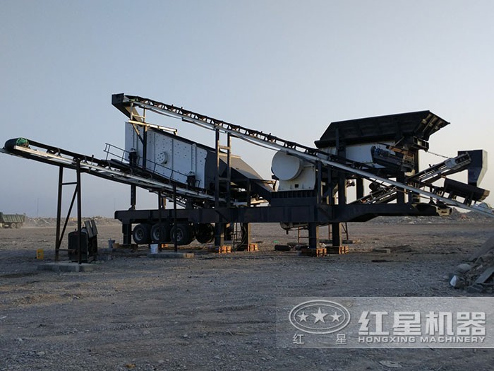 移動(dòng)顎式破碎機(jī)處理現(xiàn)場
