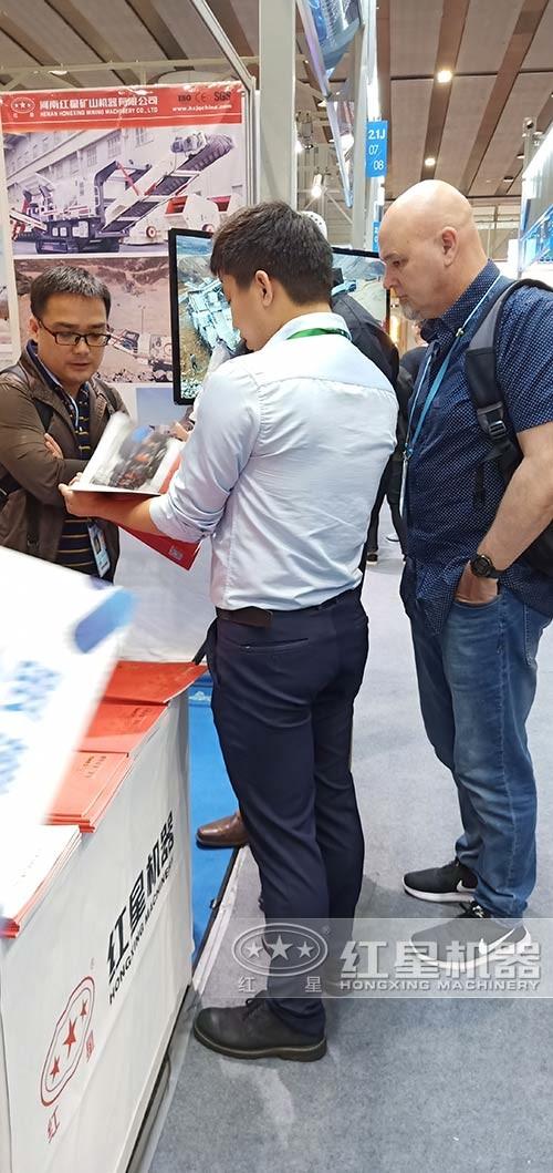 紅星機(jī)器2019在廣交會為客戶介紹石子整形機(jī) 紅星機(jī)器2019在廣交會為客戶介紹石子整形機(jī)