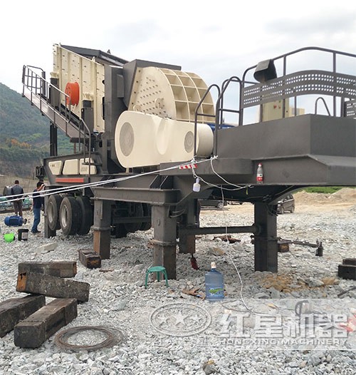 時(shí)產(chǎn)300噸移動(dòng)重錘式破碎生產(chǎn)線現(xiàn)場(chǎng) 時(shí)產(chǎn)300噸移動(dòng)重錘式破碎生產(chǎn)線現(xiàn)場(chǎng)