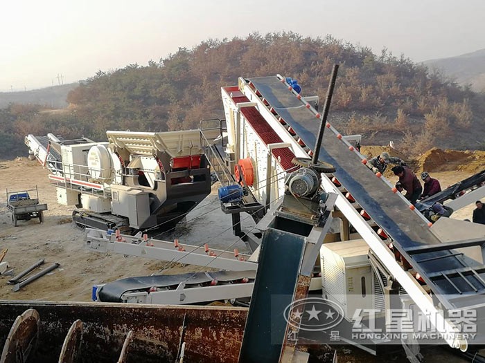 履帶式移動(dòng)破碎機(jī)現(xiàn)場(chǎng) 履帶式移動(dòng)破碎機(jī)現(xiàn)場(chǎng)