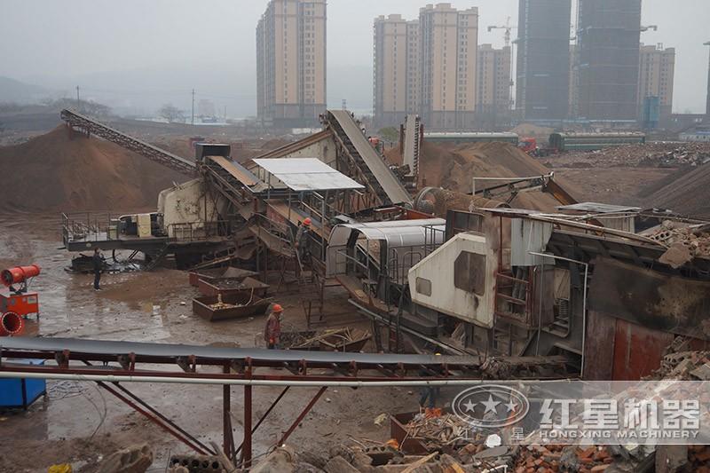 移動式建筑垃圾破碎現(xiàn)場