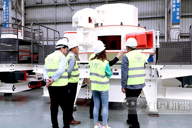 客戶來(lái)紅星參觀制砂機(jī)，考察廠區(qū)