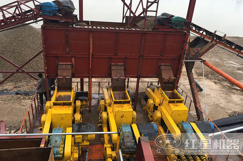 對(duì)輥制砂機(jī)現(xiàn)場(chǎng) 對(duì)輥制砂機(jī)現(xiàn)場(chǎng)