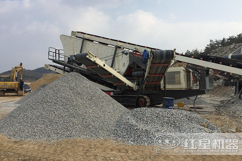 石頭破碎現(xiàn)場，配置履帶式破碎車