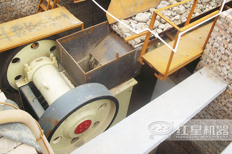 河卵石細(xì)顎破碎機(jī)現(xiàn)場