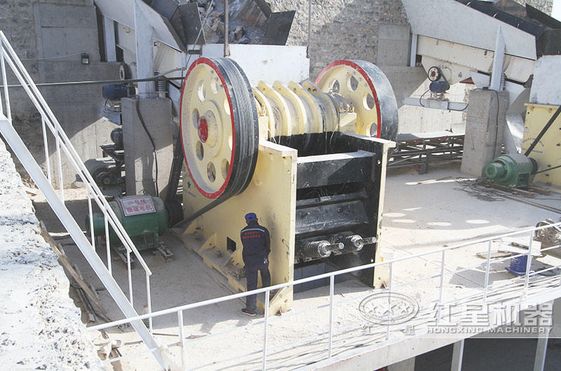 顎式破碎機(jī)現(xiàn)場