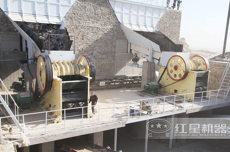 大型鄂破機現(xiàn)場作業(yè)圖