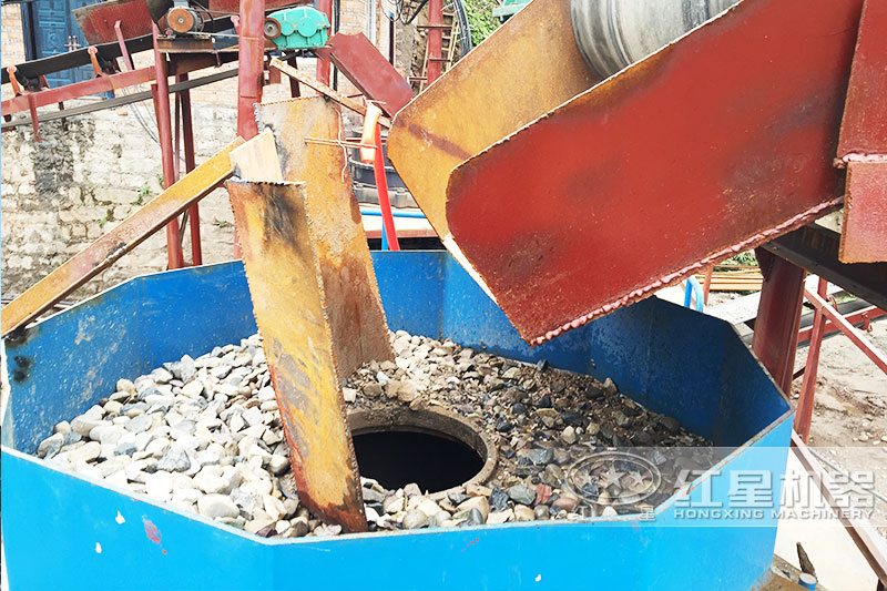 河南開(kāi)封客戶(hù)鵝卵石破碎制砂機(jī)進(jìn)料口