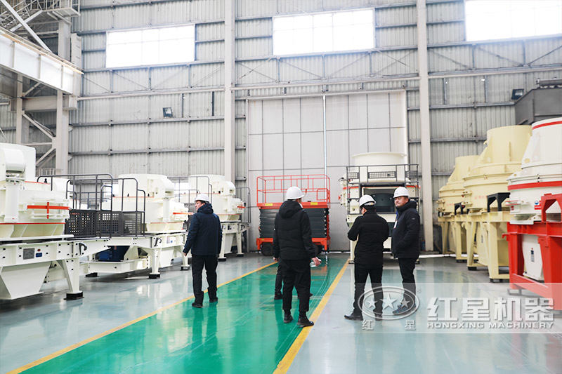 客戶(hù)來(lái)鵝卵石破碎設(shè)備廠區(qū)參觀