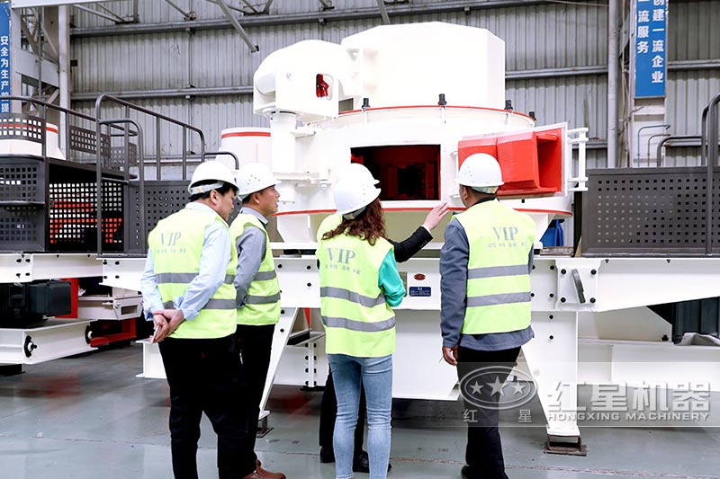 專業(yè)經(jīng)理為客戶講解制沙機設(shè)備
