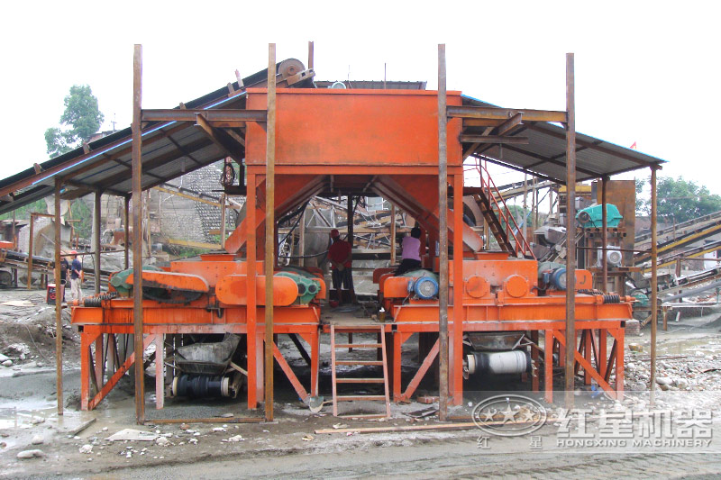 對輥式制砂機生產現(xiàn)場