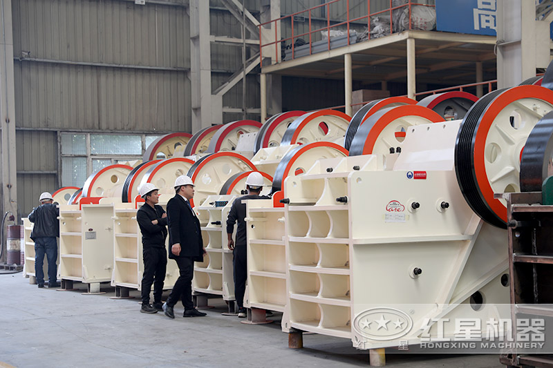 近距離參觀更能了解顎式石頭破碎機的材質、構造