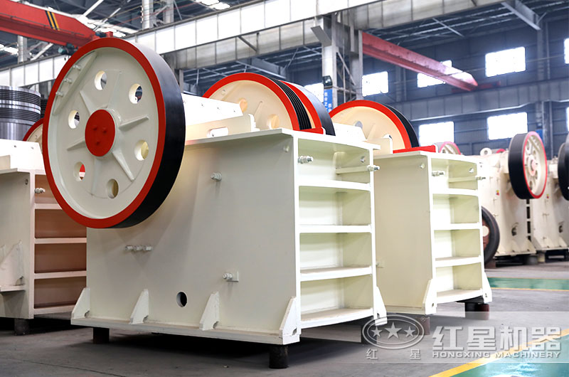 鄂破工作穩(wěn)定，破碎力度強(qiáng)，適合各種石料廠