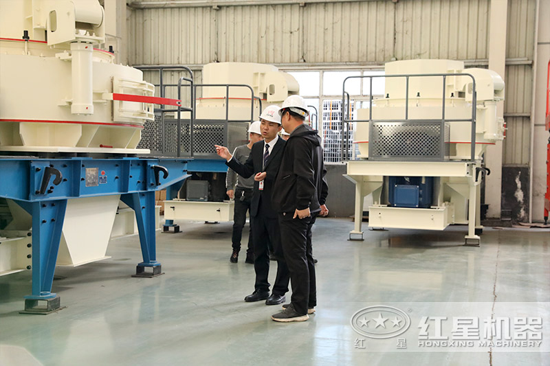 客戶正在制砂機(jī)車間參觀