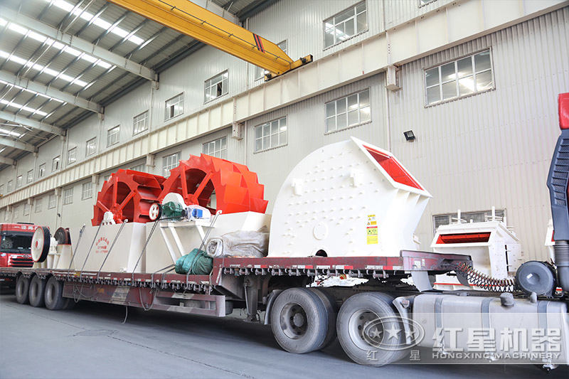 用戶在錘破車間參觀考察，技術(shù)人員耐心講解