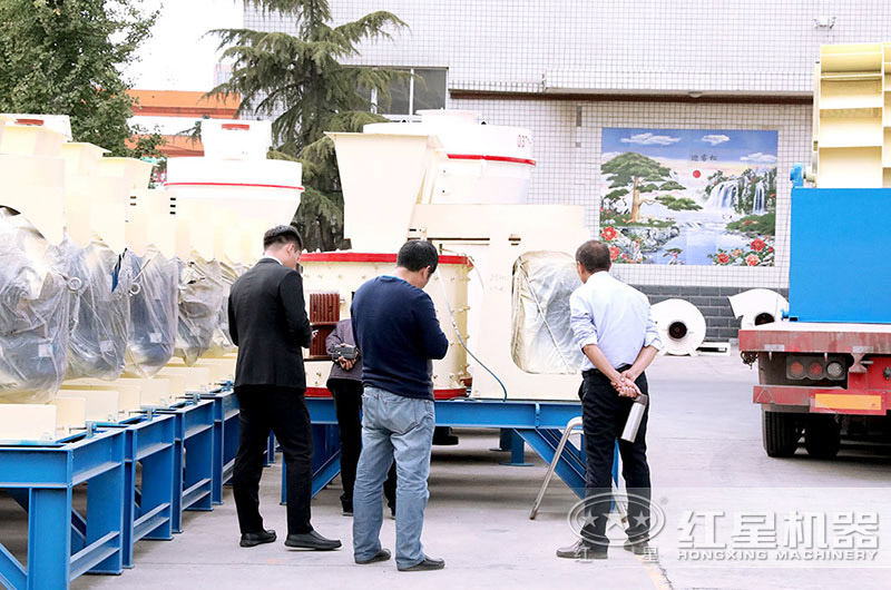 用戶來廠參觀小型破碎機(jī)