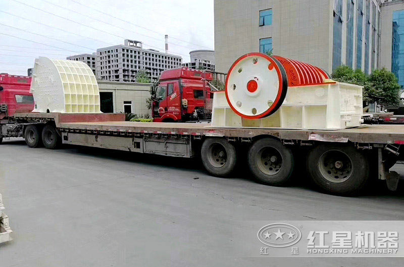 小型破碎機(jī)裝車完畢，等待發(fā)貨