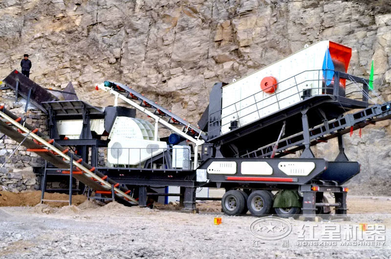 輪胎式單機(jī)組合移動(dòng)式破碎機(jī)現(xiàn)場，時(shí)產(chǎn)量100噸左右