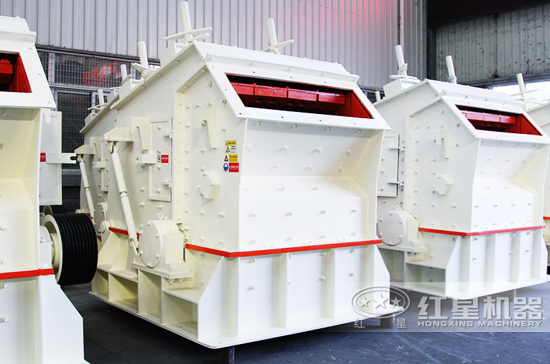 反擊式破碎機沖擊力大，石粉少