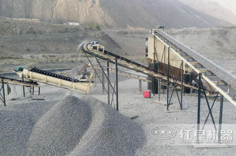 制砂機加工的機制砂現(xiàn)場，成品料堆