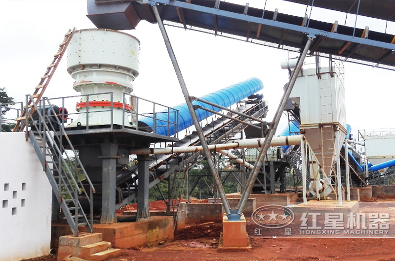 玄武巖破碎生產(chǎn)線現(xiàn)場(chǎng)，防塵罩綠色更環(huán)保