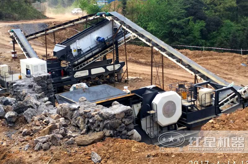輪式移動破碎站作業(yè)現(xiàn)場，移動顎式破碎站和移動反擊破雙機(jī)器搭配完成粗碎和細(xì)碎作業(yè)